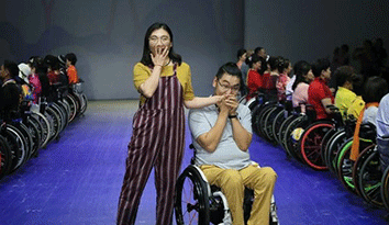 北京服装学院助力第29次“全国助残日”，举办了一场“非常美”无障碍校服定制服饰展演活动