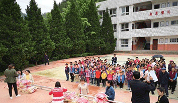 爱心学子情系母校！定制校服85套圆学弟学妹校服梦