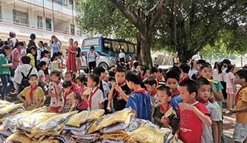 广西爱心公益组织走进校园，为某校212名学生提供统一的“校服定做”着装