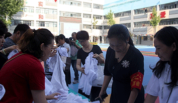 河南市二七区幸福路小学，举行传递爱心调换“校服定制”着装公益活动