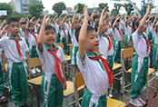 为了规范管理，江门市在新学年开学之际，实施全市统一“校服定制”着装