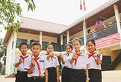 中铁铁路单位向老挝农冰村小学捐赠“校服定制”着装