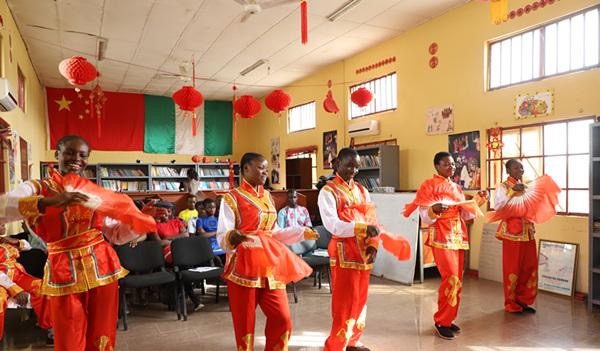 哈马校服厂家获悉，尼日利亚中学生为中国抗击新冠疫情打气助力！