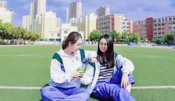 连白岩松都吐槽的中国校服定做，却受到韩国学生的好评，原来“它”优点那么突出